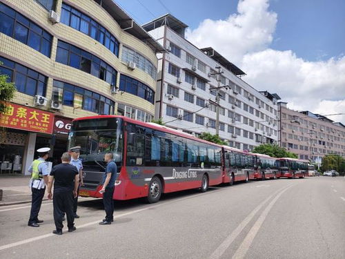 安全護航 助力高考——內江市東興城鄉公交公司?？歼\輸在行動